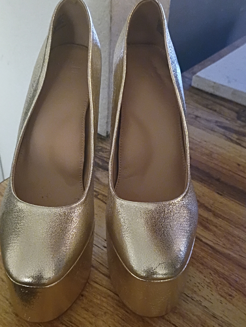 Gold Platform Women's Pumps - Metallic Finish